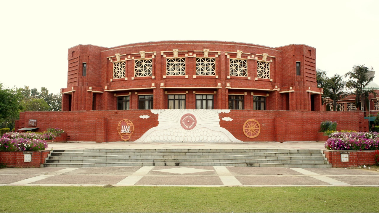 IIM Lucknow Introduces New Blended MBA Programme for Working Professionals